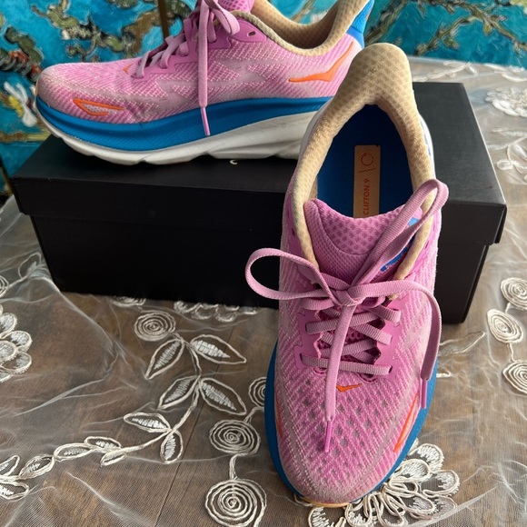 Hoka Clifton9, SZ 6 pink and blue tennis shoes - Picture 8 of 9